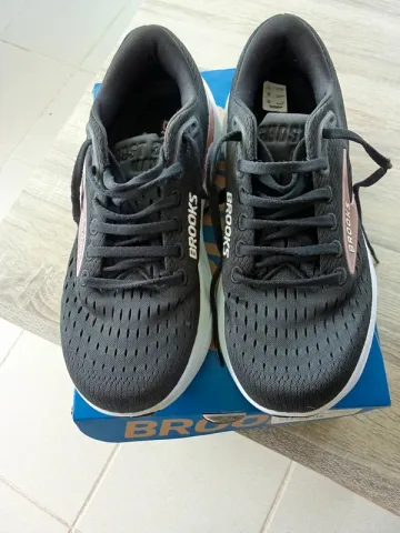Used Brooks Ghost Max 3 Running Shoes