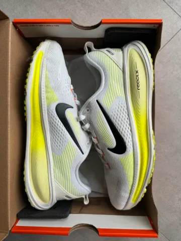 Käytetty Nike Vomero 18 Running Shoes