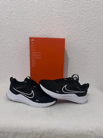 Käytetty Nike Downshifter 12 Running Shoes
