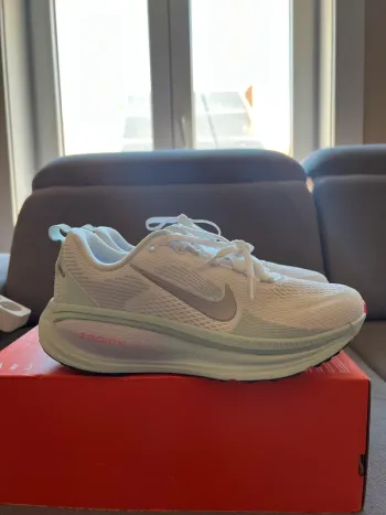Tweedehands Nike Vomero 18 bike — afbeelding 2 van 5
