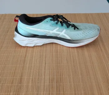 Asics Novablast 5 bike d'occasion — image 3 sur 5