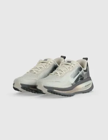 Käytetty Nike Vomero 18 SE Running Shoes