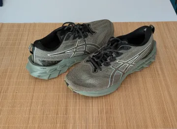 Used Asics Novablast 5 Running Shoes