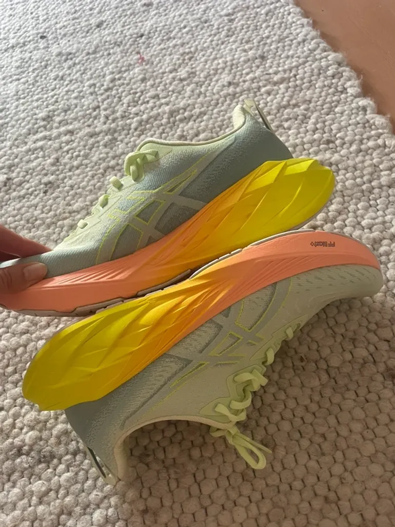 Used Asics Novablast 4 Paris bike — image 5 of 6