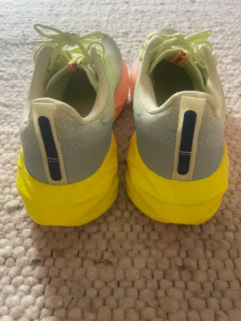 Used Asics Novablast 4 Paris bike — image 2 of 6