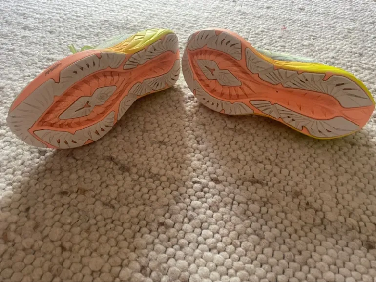 Used Asics Novablast 4 Paris bike — image 4 of 6
