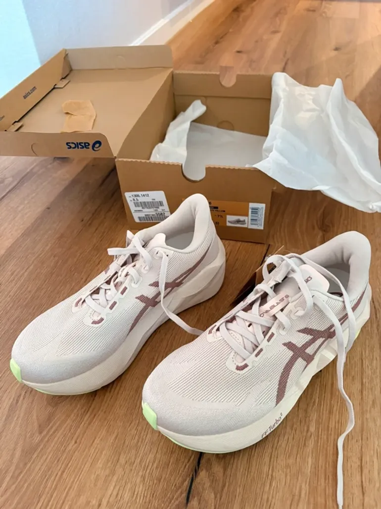 Used Asics Novablast 6 bike — image 2 of 5