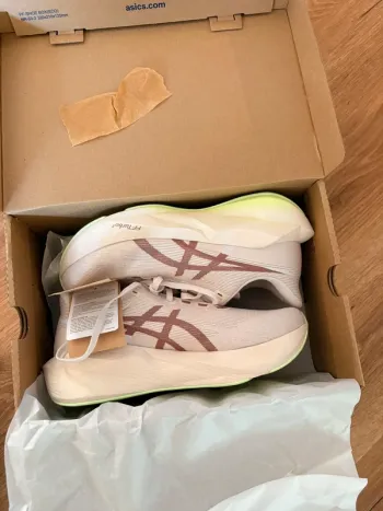 Used Asics Novablast 6 Running Shoes