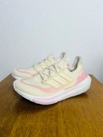 Używany Adidas Ultraboost Light Running Shoes
