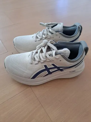 Käytetty Asics Gel Nimbus 27 Running Shoes
