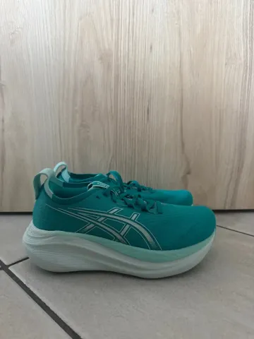 Käytetty Asics Gel Nimbus 27 Running Shoes