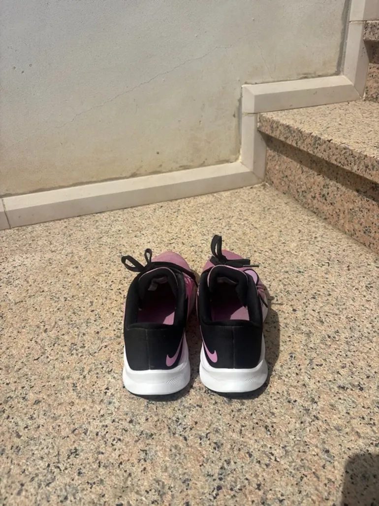 Used Nike Performance Running Shoes bike — image 2 of 3