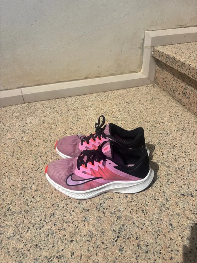 Used Nike Performance Running Shoes bike — image 3 of 3