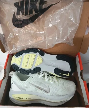 Nike Vomero 18 Running Shoes usato