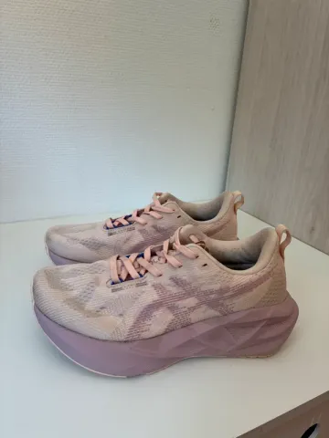 Gebrauchtes Asics Novablast 5 Running Shoes