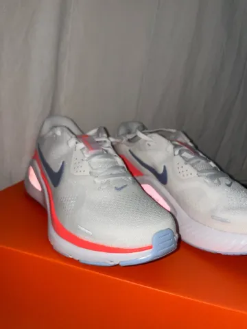 Used Nike Structure 26 Running Shoes