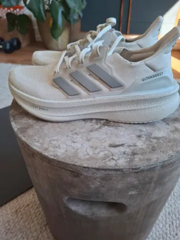 Gebrauchtes Adidas Ultraboost Light Boost Running Shoes