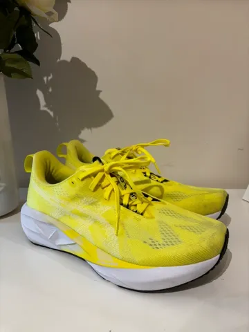 Käytetty Asics Novablast 5 Running Shoes