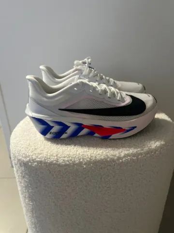 Käytetty White Zoom Fly 6 Running Shoes