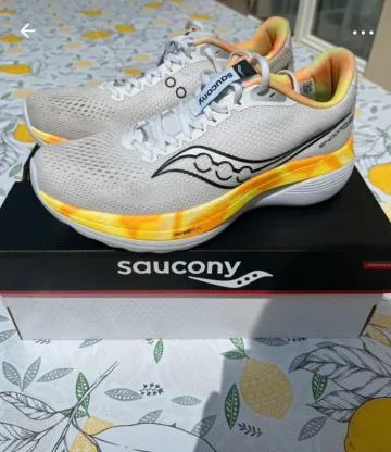 Käytetty Saucony Endorphin Trainer Running Shoes