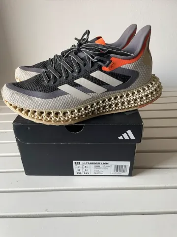 Käytetty Adidas Ultraboost Light Running Shoes