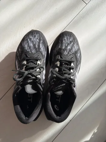 Použité Asics Novablast 3 bike — obrázek 2 z 3