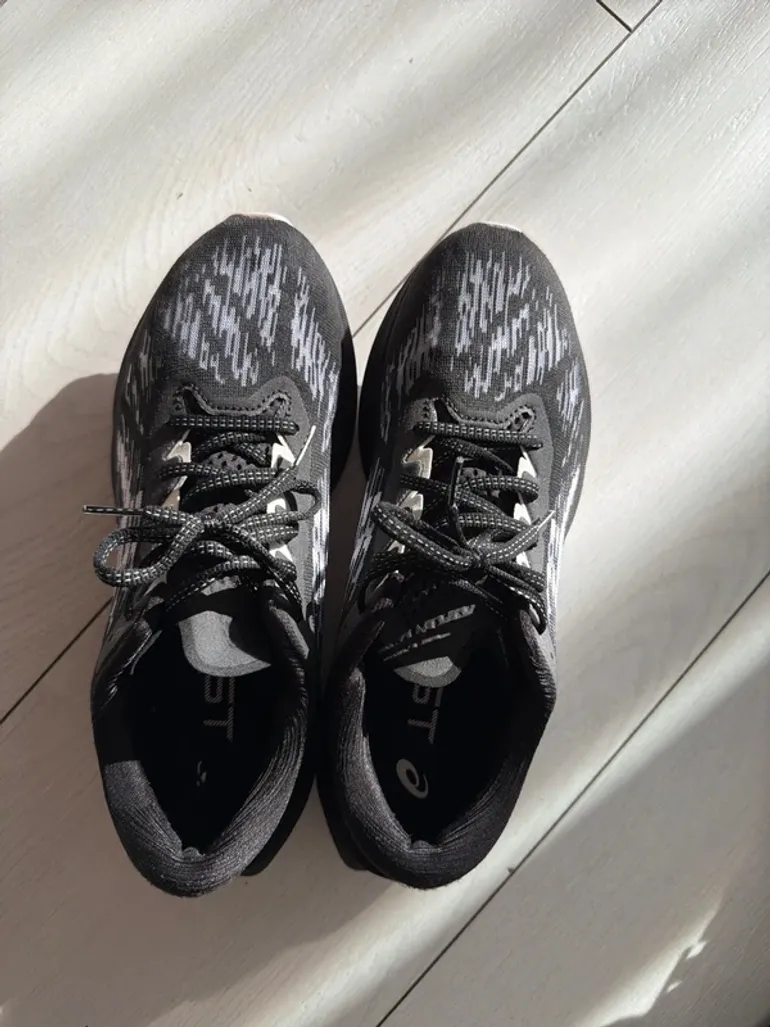 Použité Asics Novablast 3 bike — obrázek 2 z 3