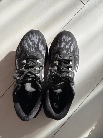 Použité Asics Novablast 3 bike — obrázek 3 z 3