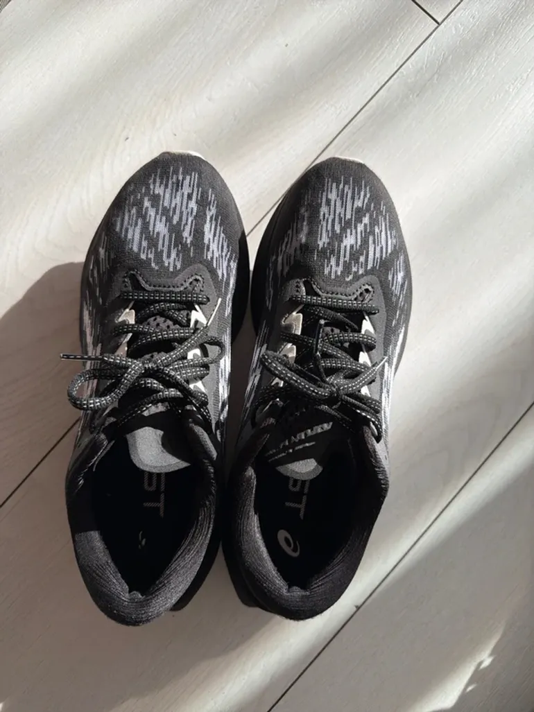 Použité Asics Novablast 3 bike — obrázek 3 z 3
