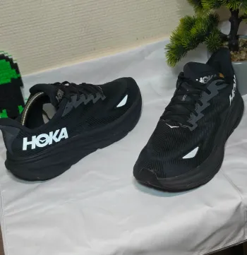 Used Hoka Clifton 9 GTX bike — image 4 of 11