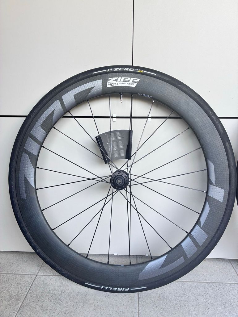 Brugt Zipp 404 Firecrest Disc Wheelset 2026 bike — billede 3 af 9
