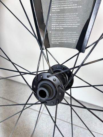 Zipp 404 Firecrest Disc Wheelset 2026 bike usato — immagine 9 di 9