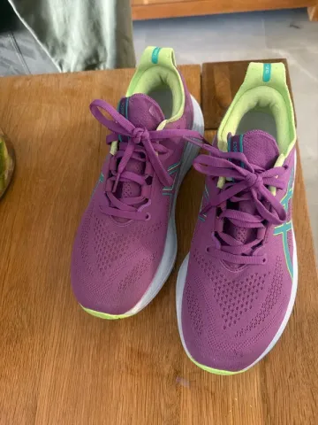 Asics Nimbus Running Shoes d'occasion