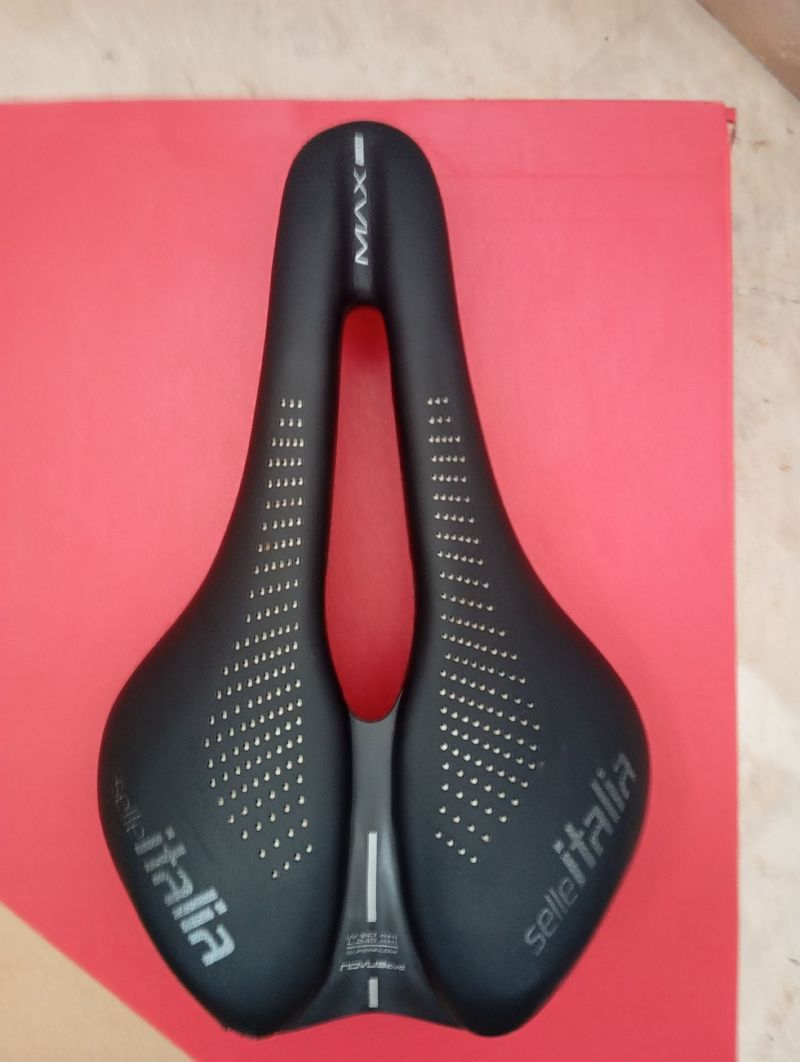 Used Selle Italia MAX Novus Boost EVO Superflow Saddles & Seatposts