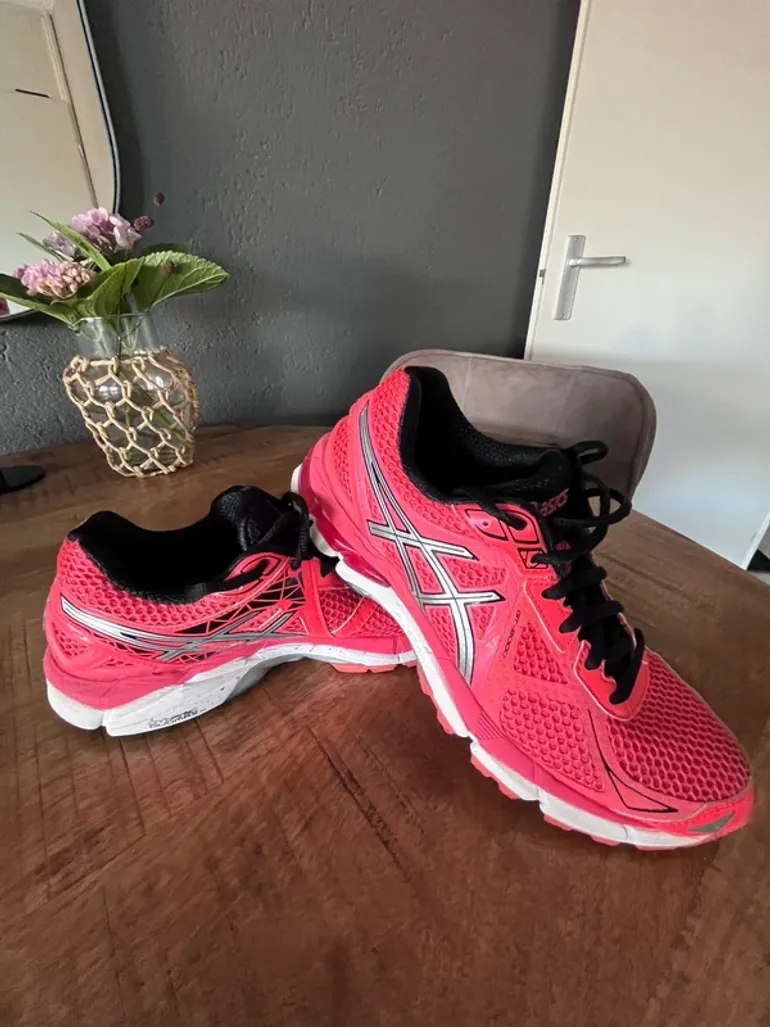 Used Asics GT-2000 bike — image 1 of 6