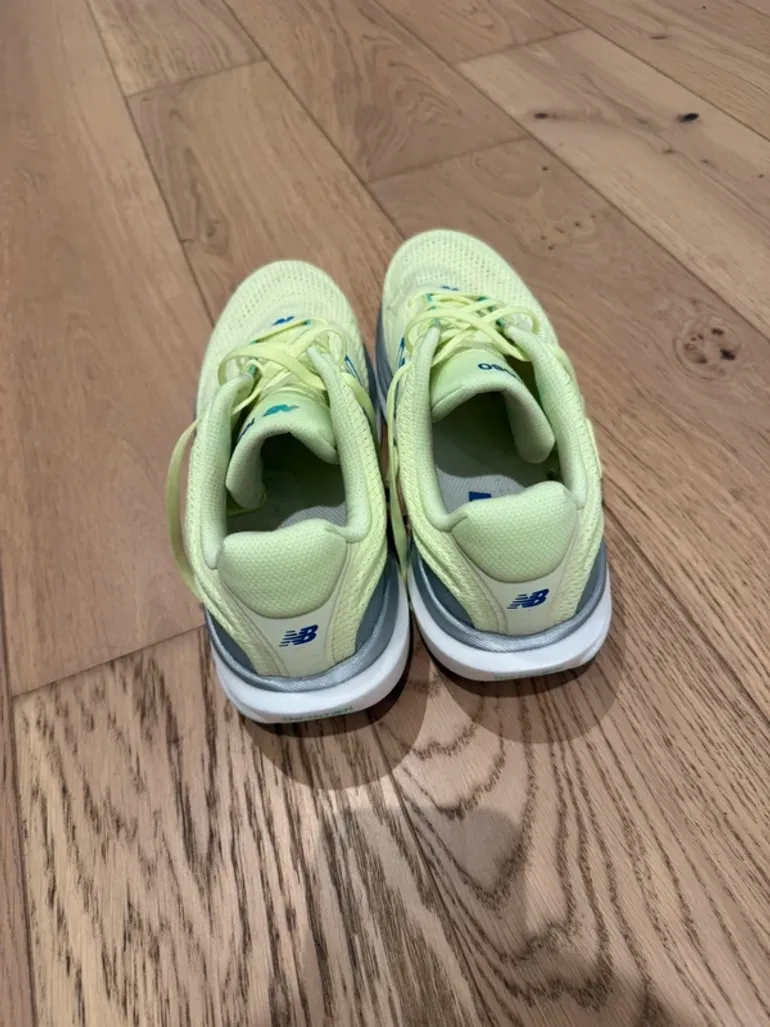 New Balance 1080 V15 bike usato — immagine 3 di 5