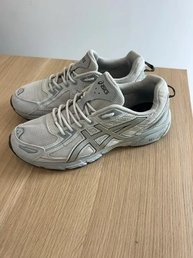 Used Asics Running Shoes bike — image 3 of 7