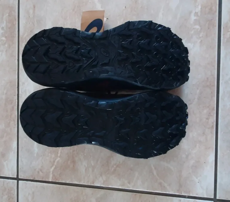 Used Asics Gel Venture 11 Waterproof bike — image 3 of 3