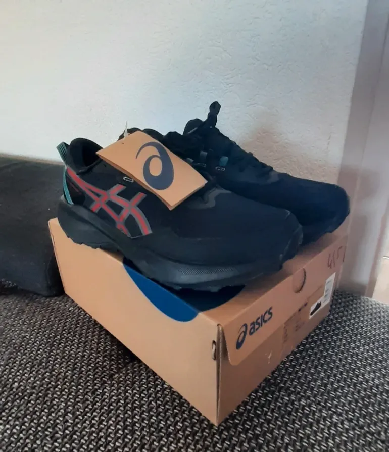 Used Asics Gel Venture 11 Waterproof bike — image 1 of 3