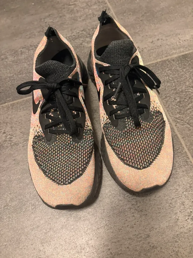 Used Nike Epic React Flyknit bike — image 5 of 6