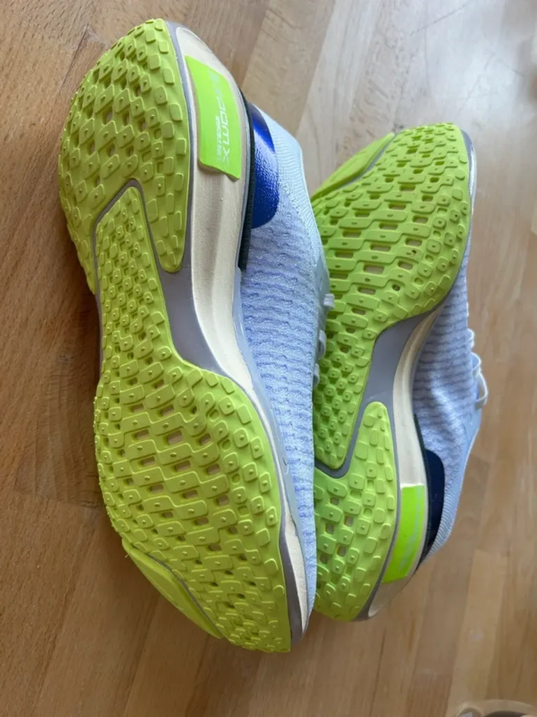 Used Nike Running Shoes bike — image 2 of 5