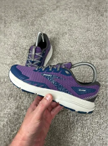Used Lightweight Divide 4 Running Shoes