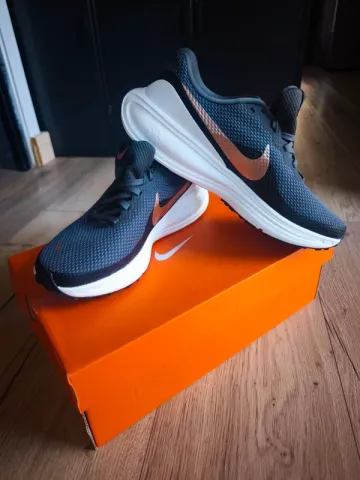 Used Hyper Revolution 8 Running Shoes