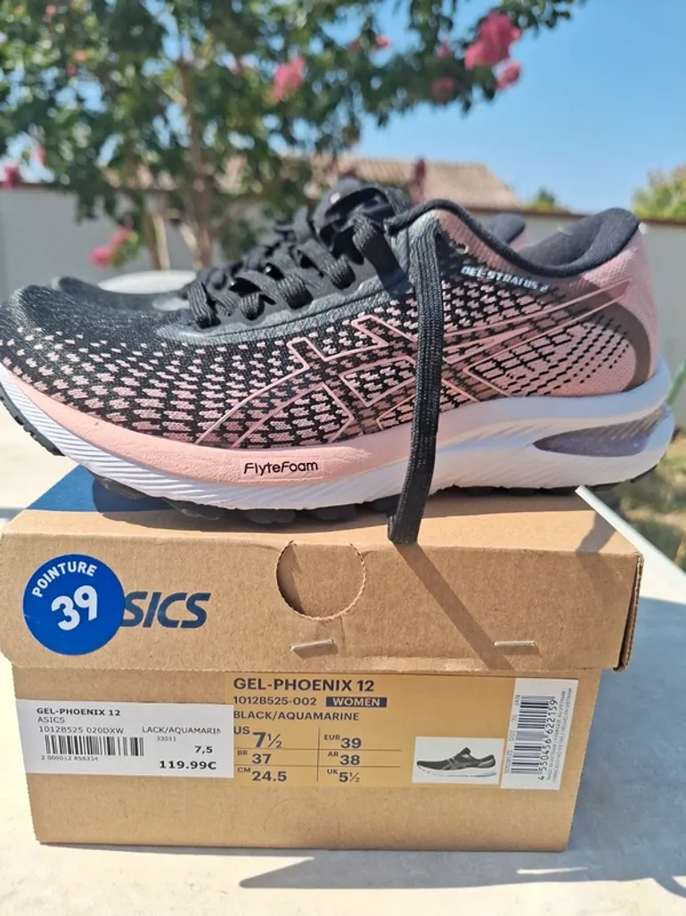 Used Asics Running Shoes bike — image 3 of 5