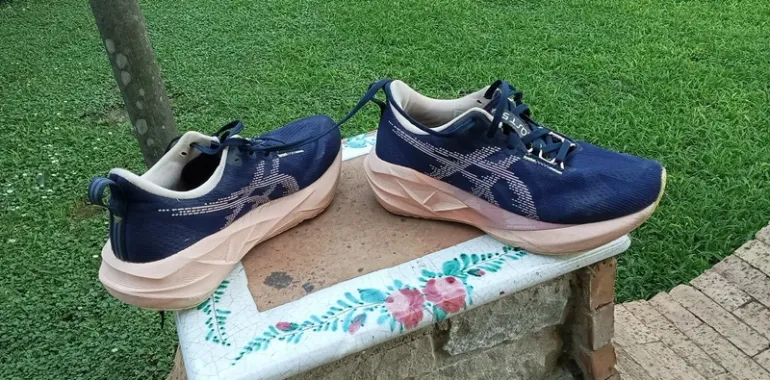 Used Asics Novablast 5 W bike — image 2 of 3