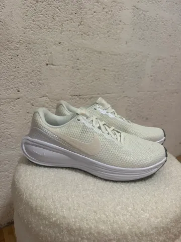 Used White Revolution 8 Running Shoes