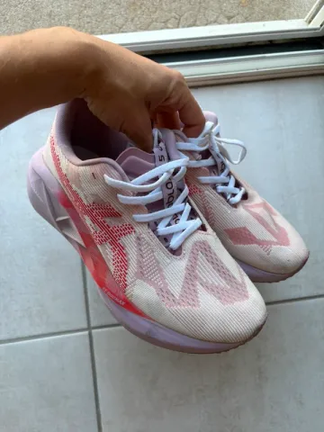 Used Asics Novablast 5 Running Shoes
