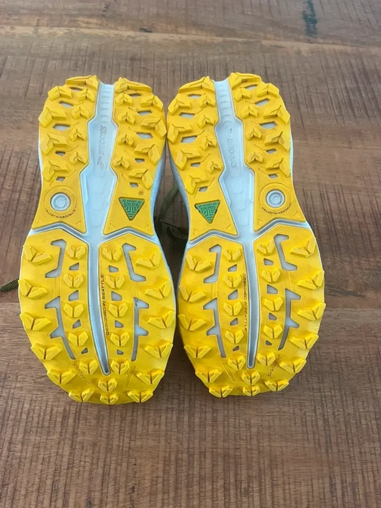 Used Brooks Running Shoes bike — image 3 of 5