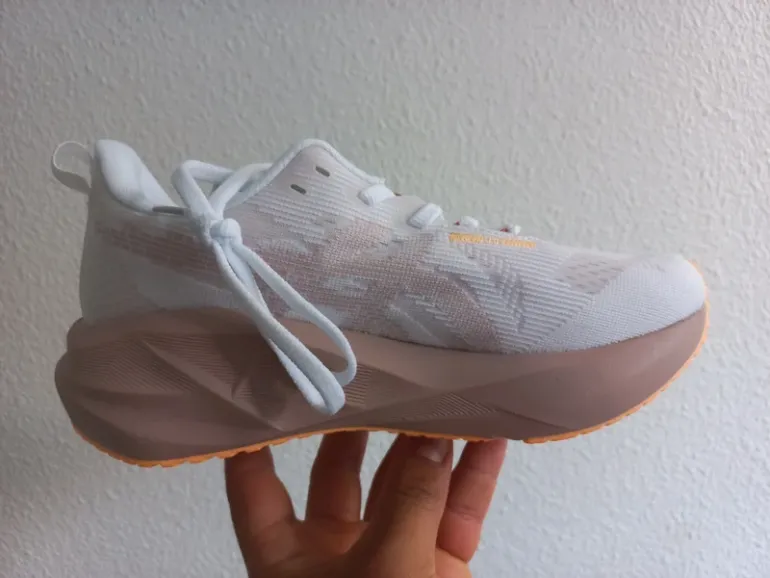 Used Asics Novablast 5 LE bike — image 2 of 7