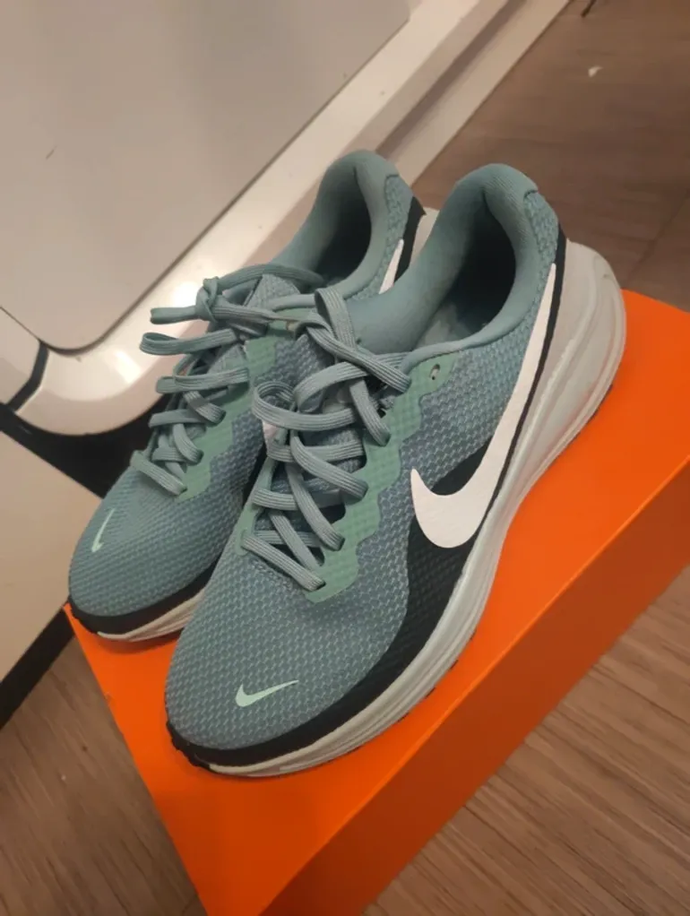 Used Nike Confort Sneakers bike — image 2 of 5